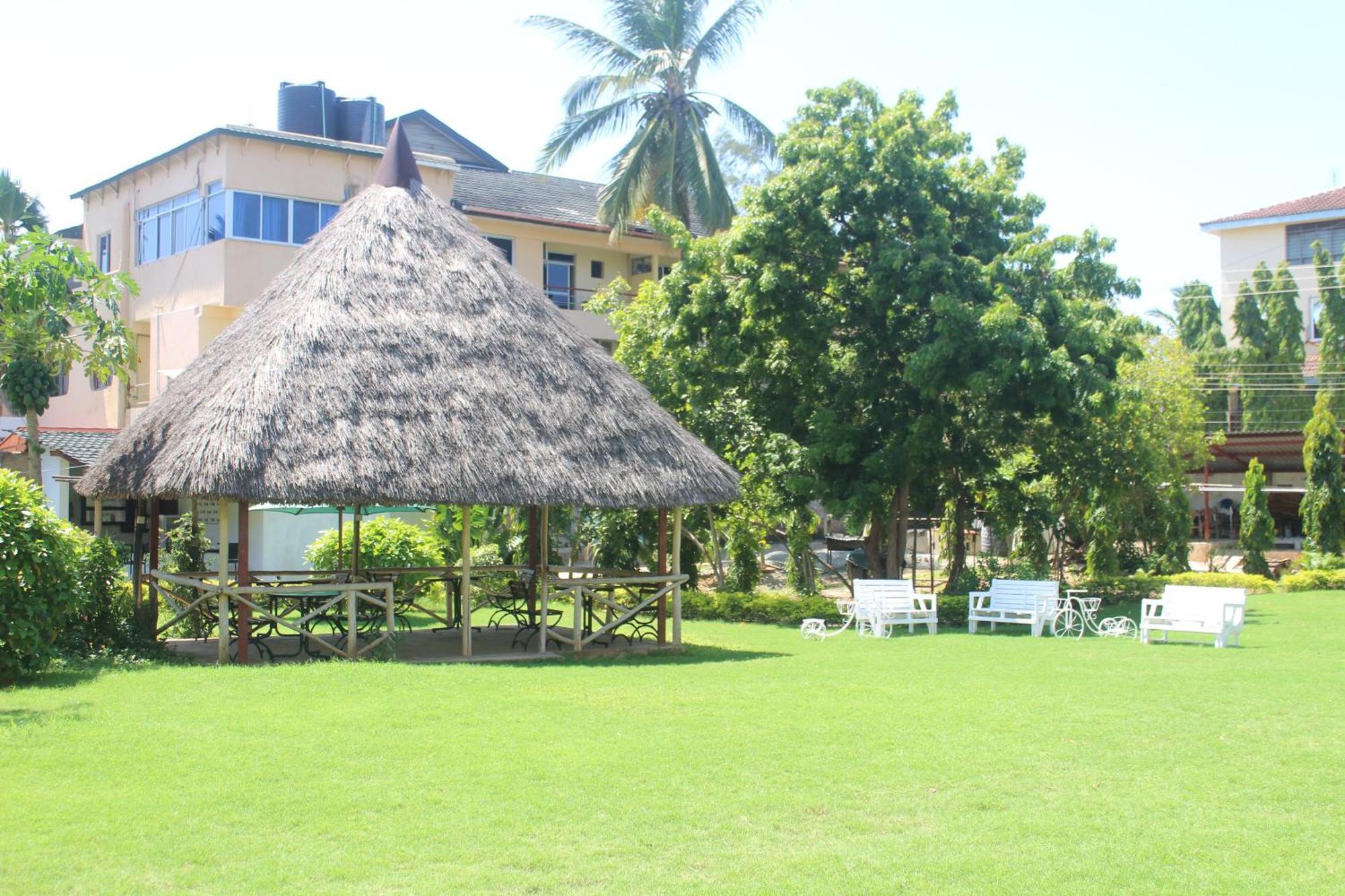 Pinebreeze Holiday Resort Nyali Beach Exterior photo